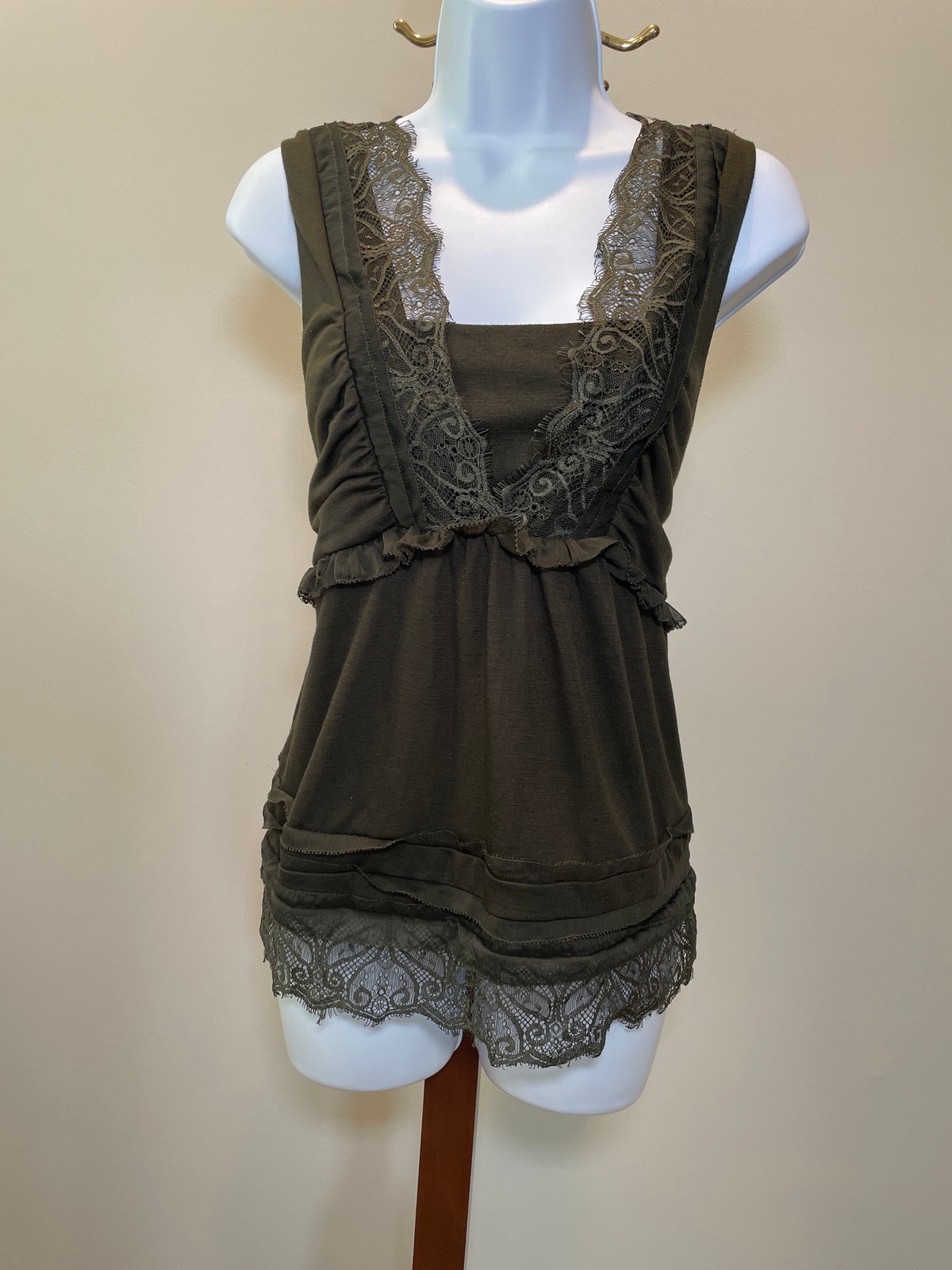 White House Black Market Size M Olive Green Sleeveless Lacetrim Vneck Top
